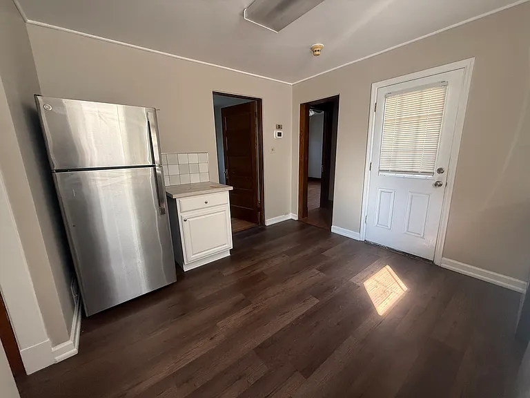 1009 Delta Ave — Photo 12