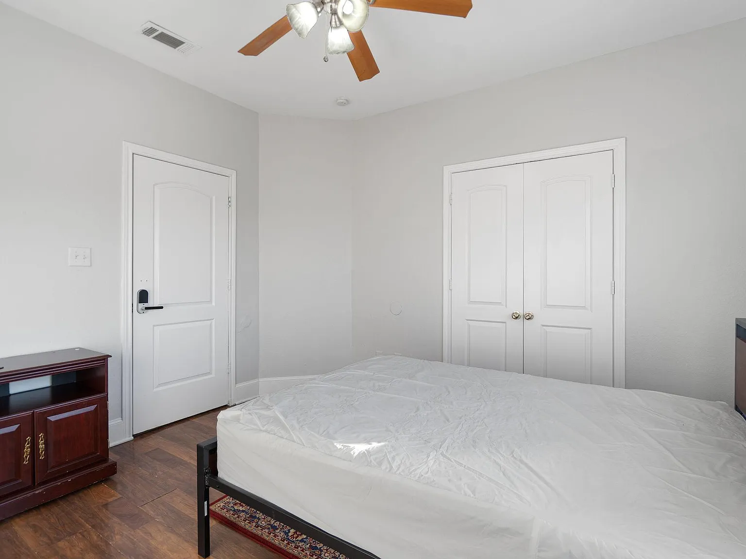 4 bed, 3.0 bath, 2900 sqft, $776 — Photo 1