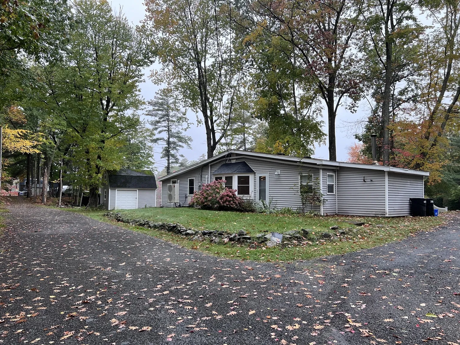 3 bed, 1.0 bath, 1136 sqft, $3,000 — Photo 1