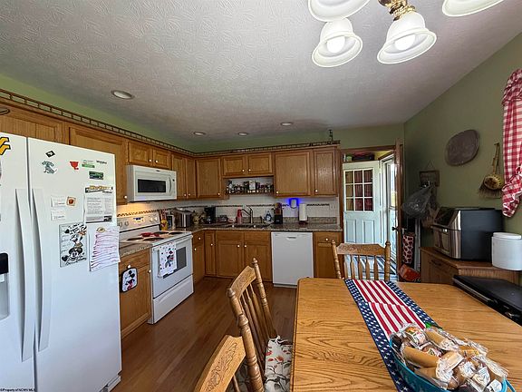 4th image of 36 Sunny Acres Dr