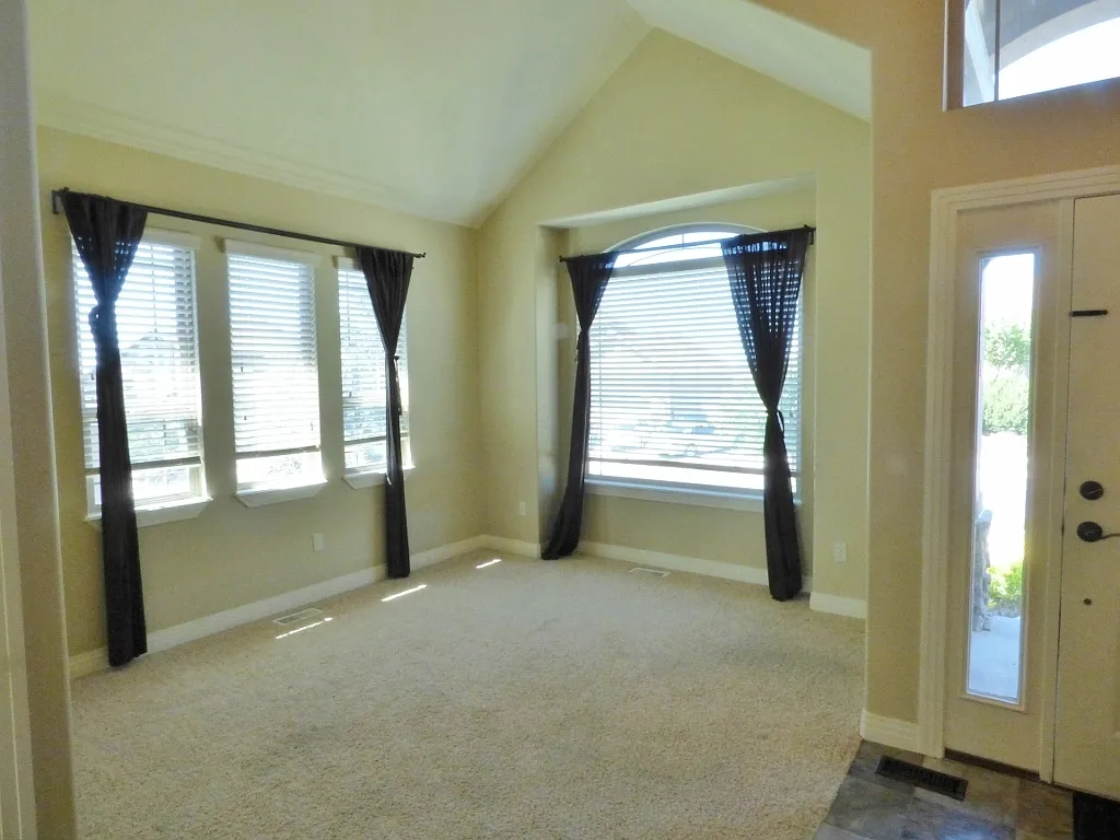 5 Bed 3.5 Bath Draper Home — Photo 4