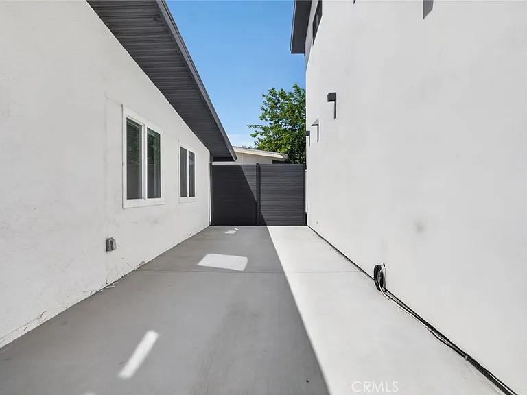 10806 Paso Robles Ave — Photo 32