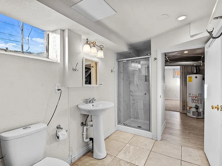 3085 N Clermont St — Photo 28