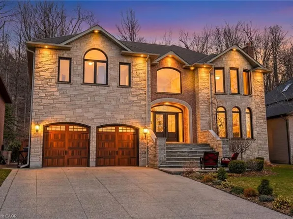 82 Maple Dr, Hamilton, ON L8G 3C2