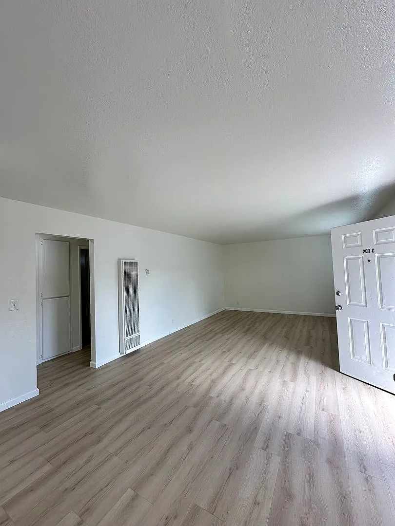 590 Stoney Ct — Photo 2