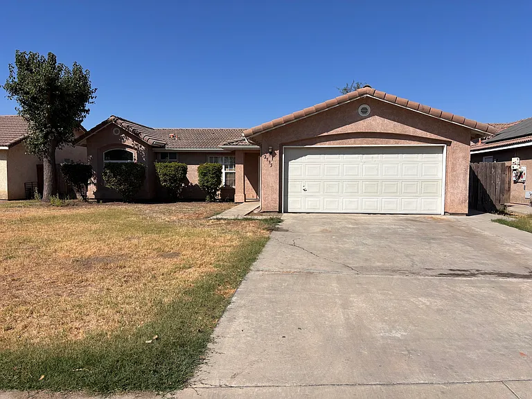 2535 N Locust Ct — Photo 1
