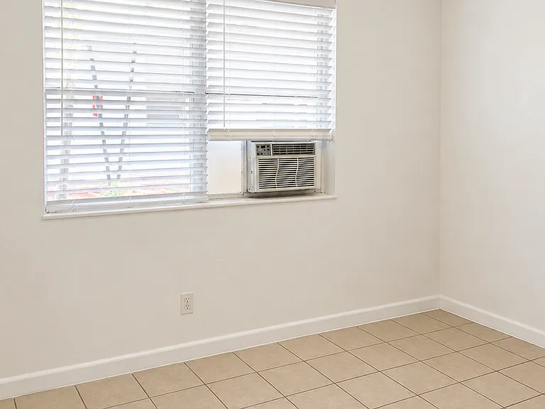107 SW 18th Ave — Photo 5