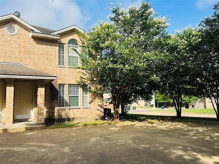 2317 Cornell Dr — Photo 1