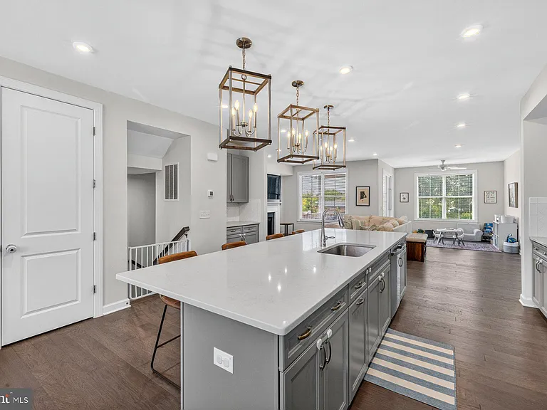 8106 Zoe Pl — Photo 3