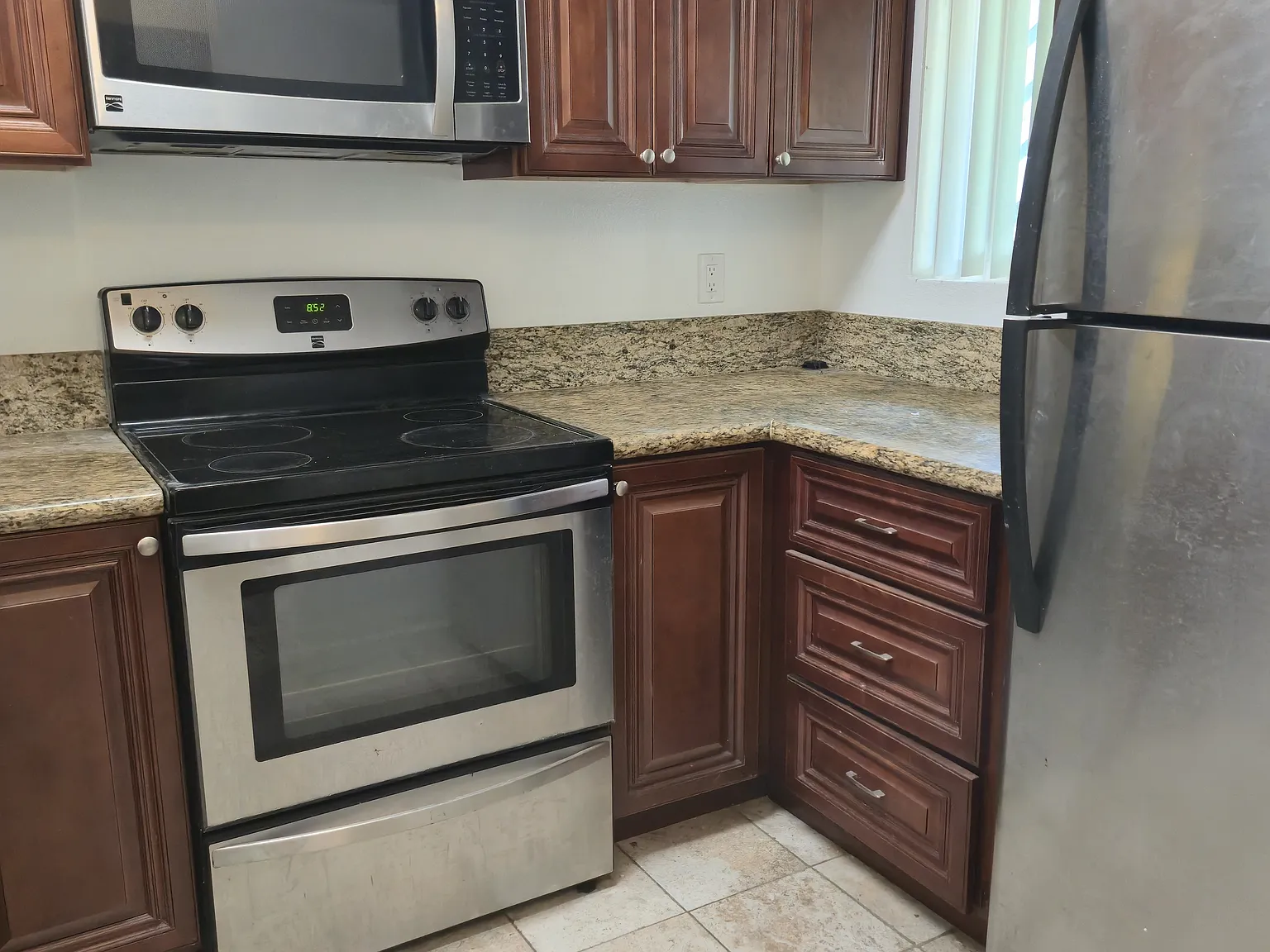 2 bed, 934 sqft, $3,250 — Photo 2