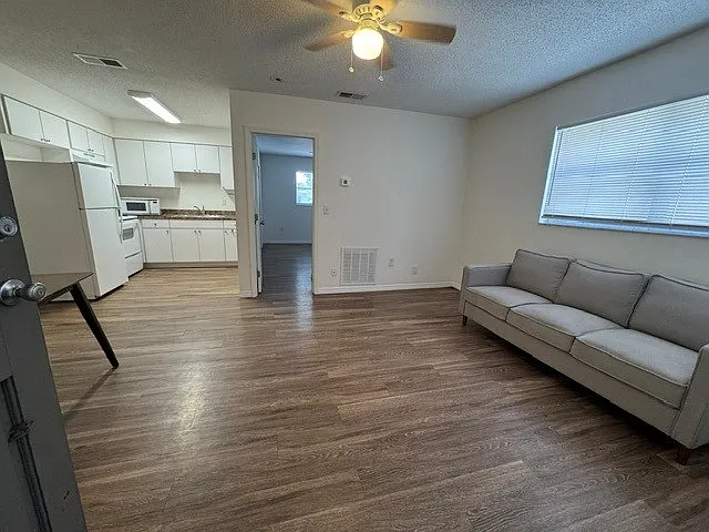 1 bed, 582 sqft, $1,300 — Photo 2