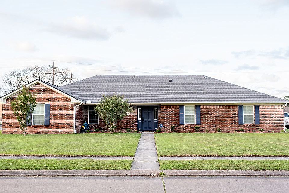 1st image of 820 Sierra Dr
