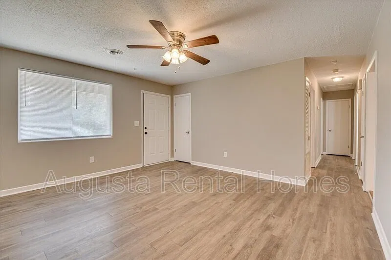 3 bed, 1.5 bath, 1300 sqft, $1,300 — Photo 4