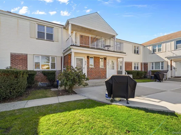 6821 Cloverdale Ln, Oakland Gardens, NY 11364