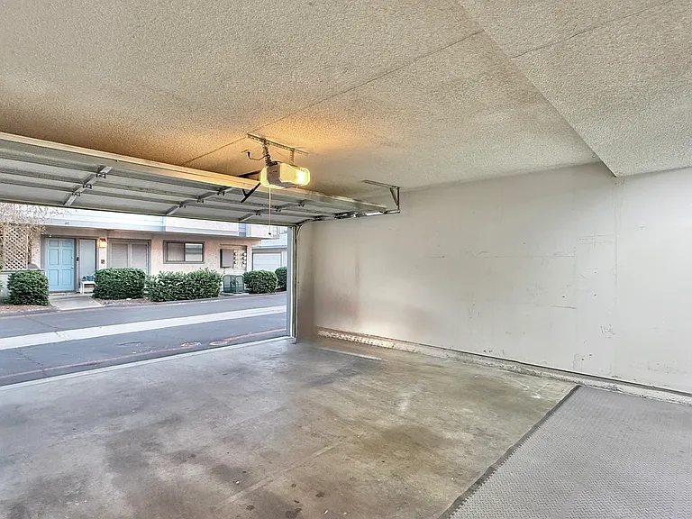 2135 E Valley Pkwy #33 — Photo 36