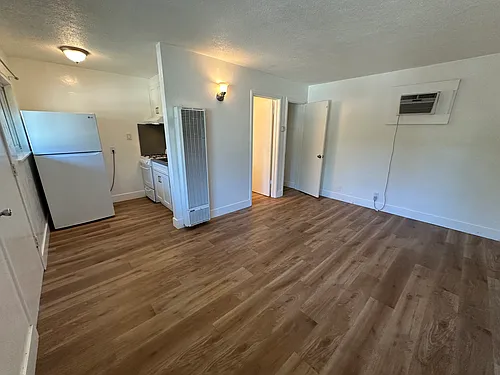200 Pine Ave Photo 1