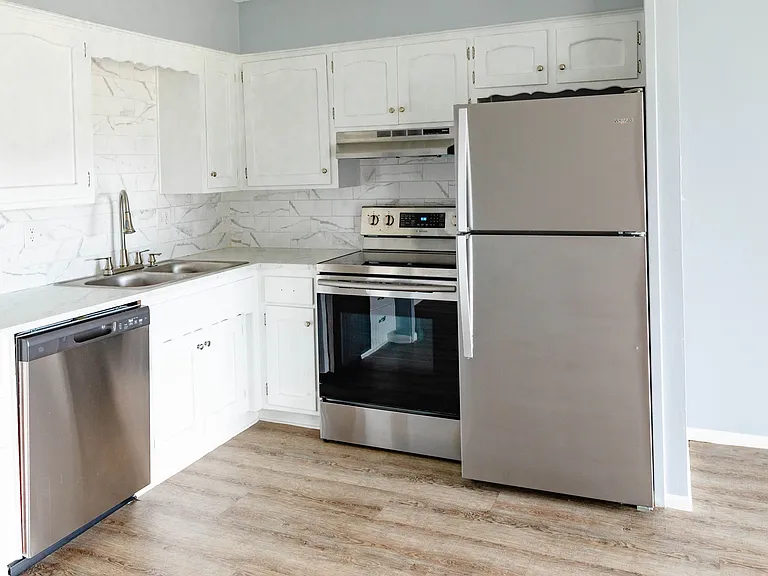 LIMITED TIME OFFER - DISCOUNTED RENTS ON STUDIO, ONE & TWO Bedroom Apartment & Townhomes!! — Photo 7