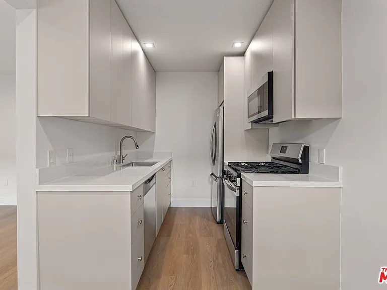 420 S Sepulveda Blvd #9 — Photo 9