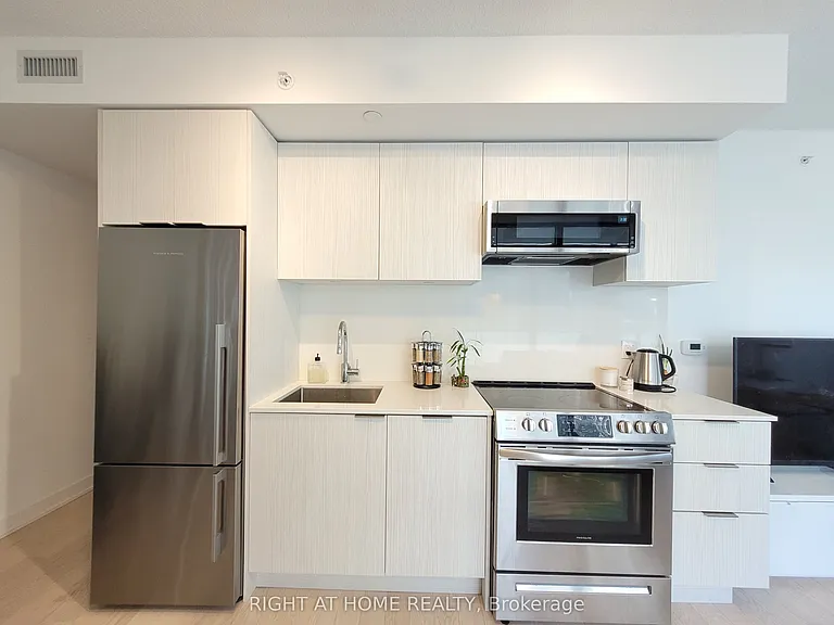 25 Richmond St E #912 — Photo 4