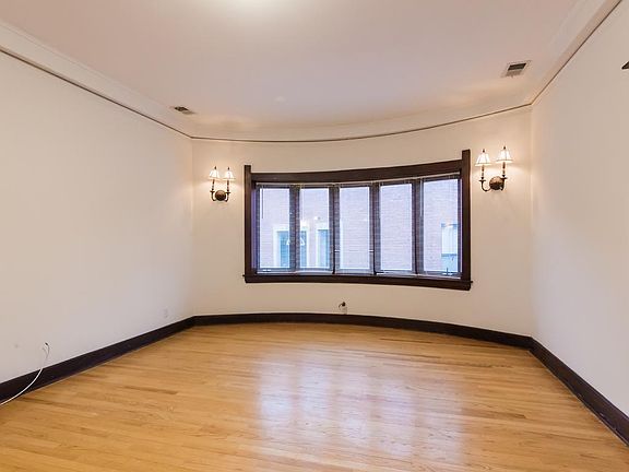 4th image of 925 W Agatite Ave #1