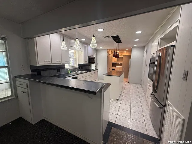 3 bed, 2.0 bath, 1979 sqft, $2,000 — Photo 4