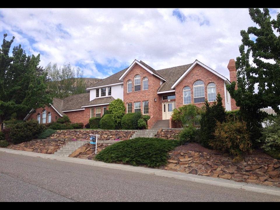 Great curb appeal, ground le