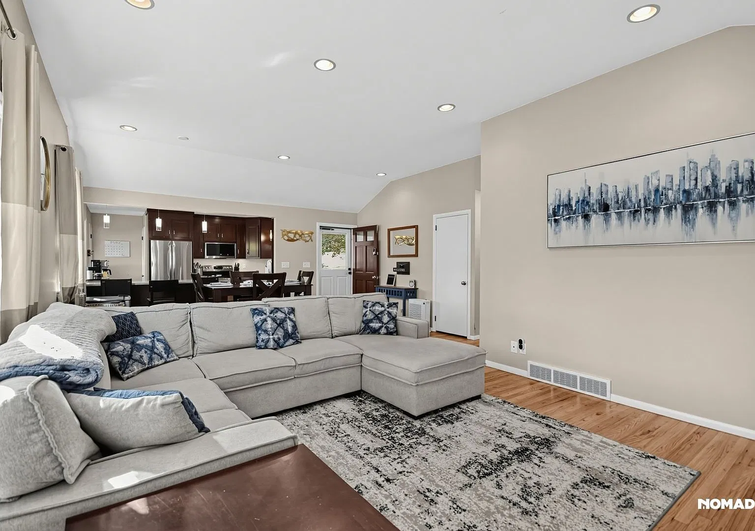 Charming 3BR House in Newington — Photo 4