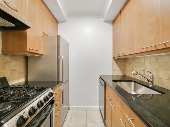 315 West 57th Street image 6 of 28