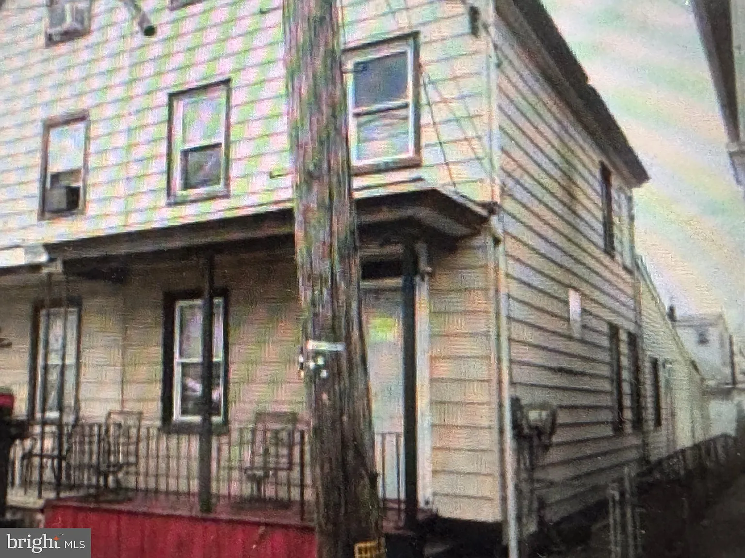 566 Swain St photo 1