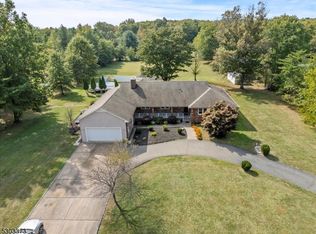 5 Hampton Rd, Pittstown, NJ 08867