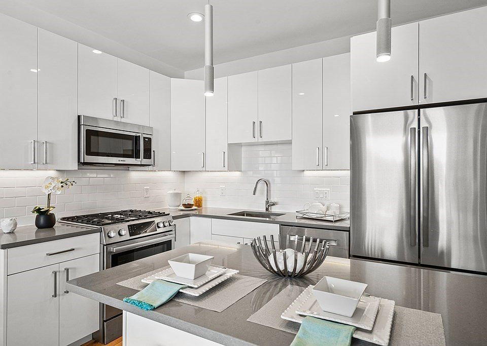 1st image of 420 W Broadway #208