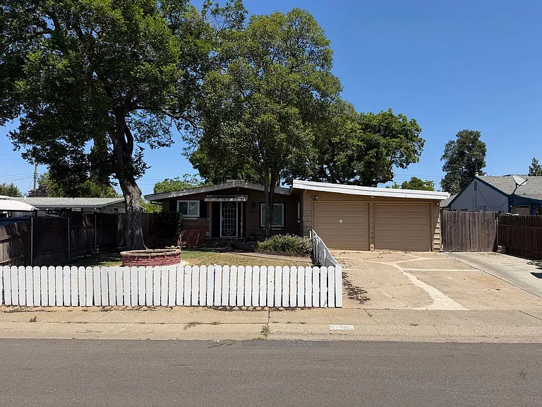 8945 Fashion Dr — Photo 3