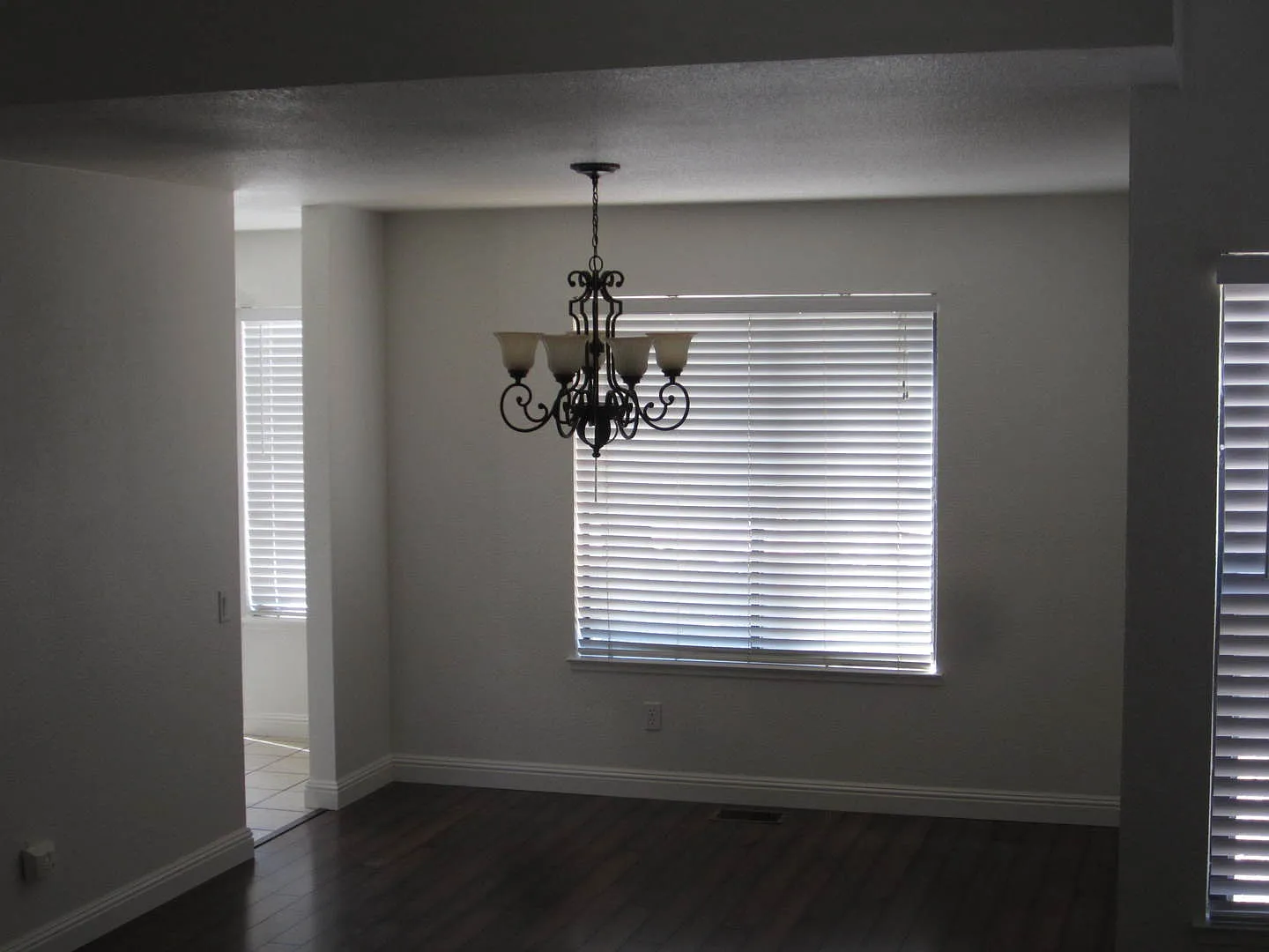 Beautiful 4 Bedroom 3 Bathroom Brentwood Home — Photo 3