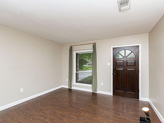 3rd image of 915 Hatchell Ln