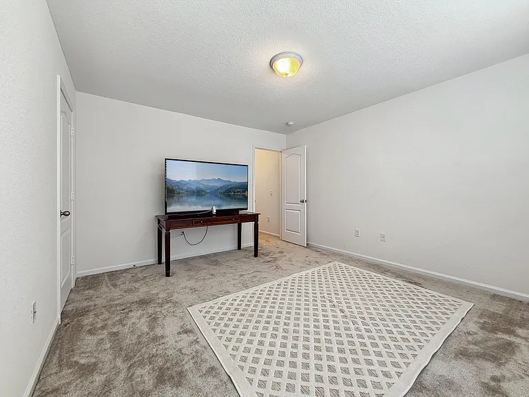 129 Corcoran Ln — Photo 36