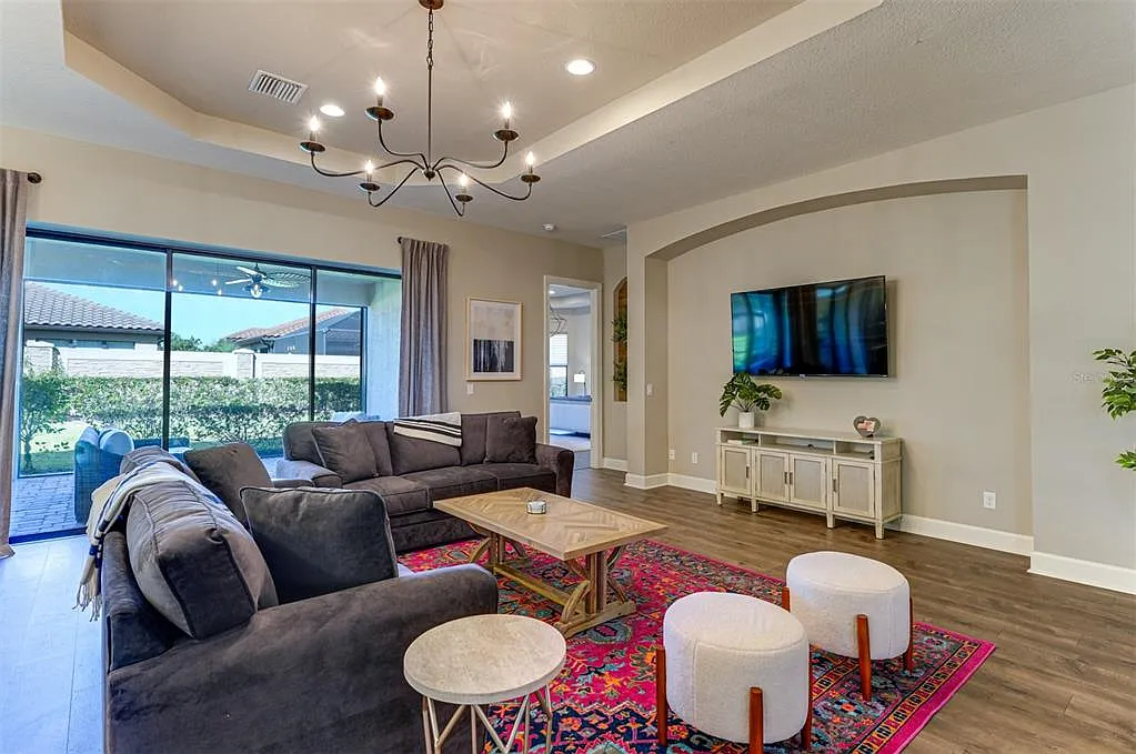 4 bed, 3.0 bath, 3147 sqft, $10,000 — Photo 3
