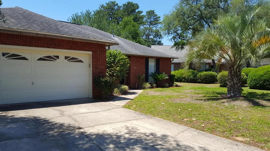 1592 Parkwood Ct — Photo 2