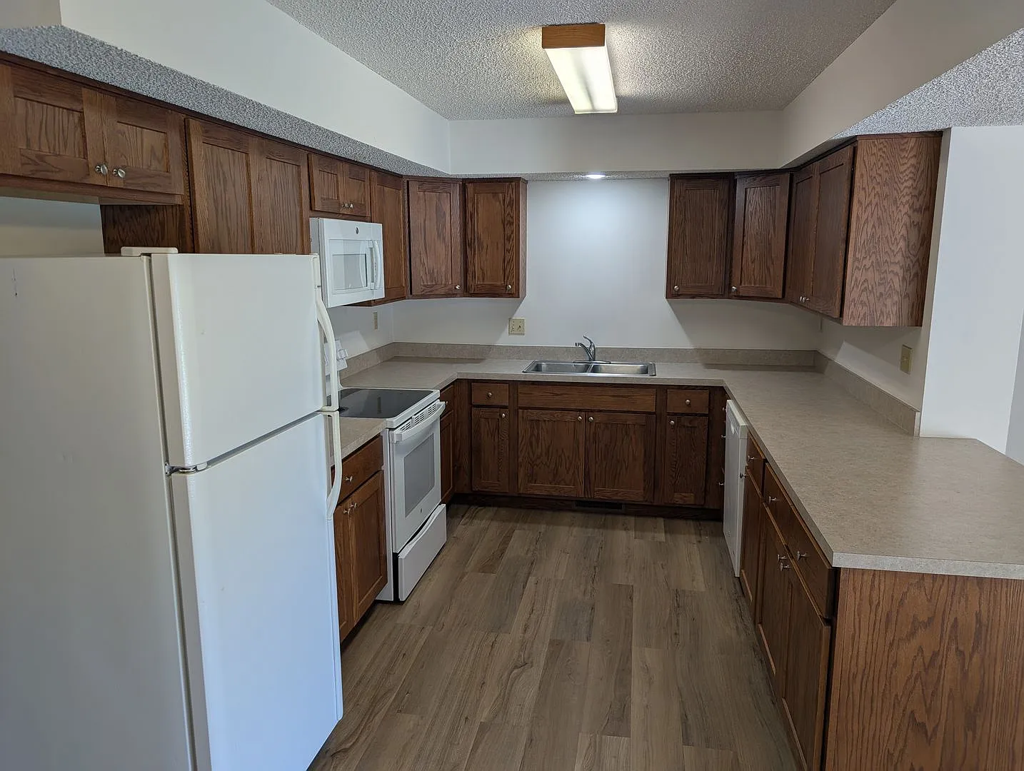 Fully Updated 3 Bedroom 3 Bath Townhouse with 2 Stall Attatched Garage — Photo 4