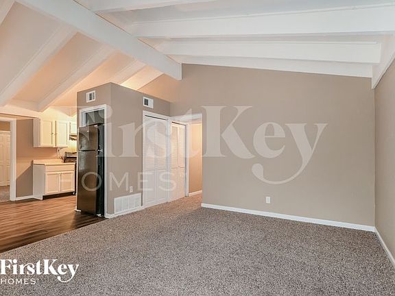 3rd image of 979 Dawnview Dr