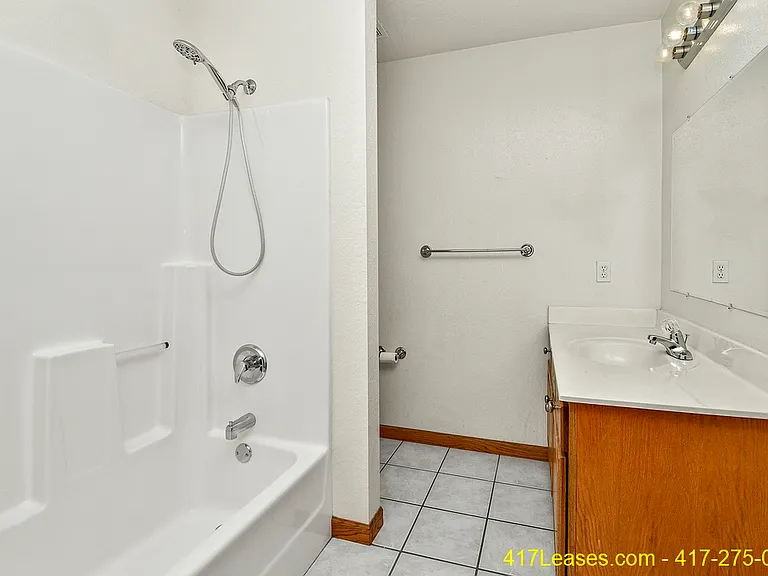 1261 E Lakewood St — Photo 33