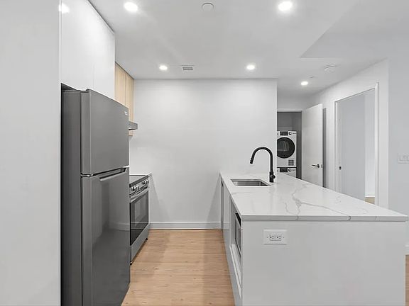 4th image of 827 Sterling Pl #6F