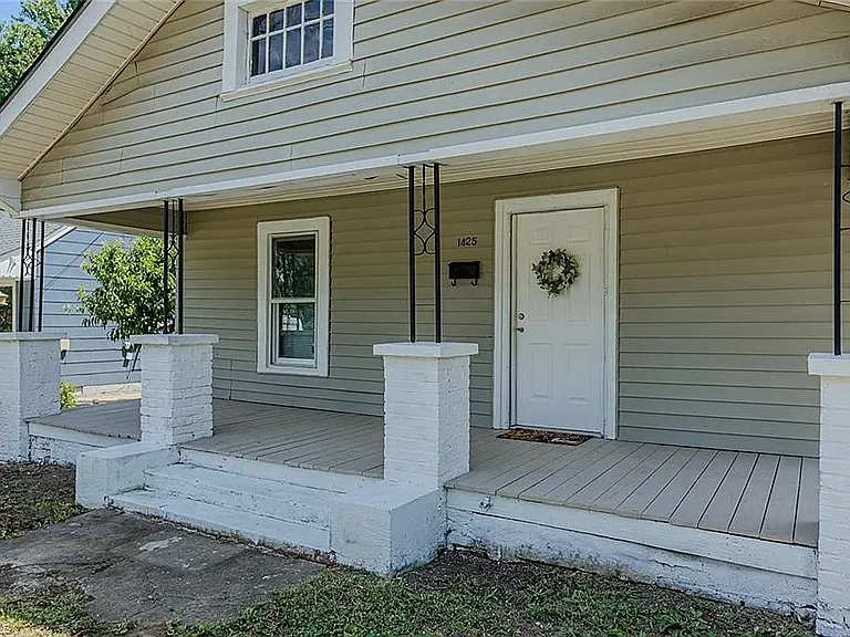 1425 Marion St — Photo 2
