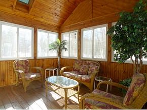 Sunny 3-Season RM off Kitchen