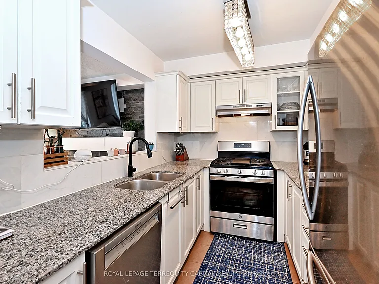 31 Madelaine Dr #6 — Photo 18