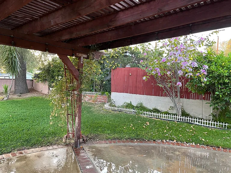 1085 Riviera Dr — Photo 12