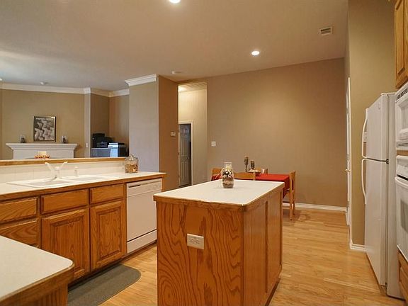 3rd image of 2805 White Rock Dr