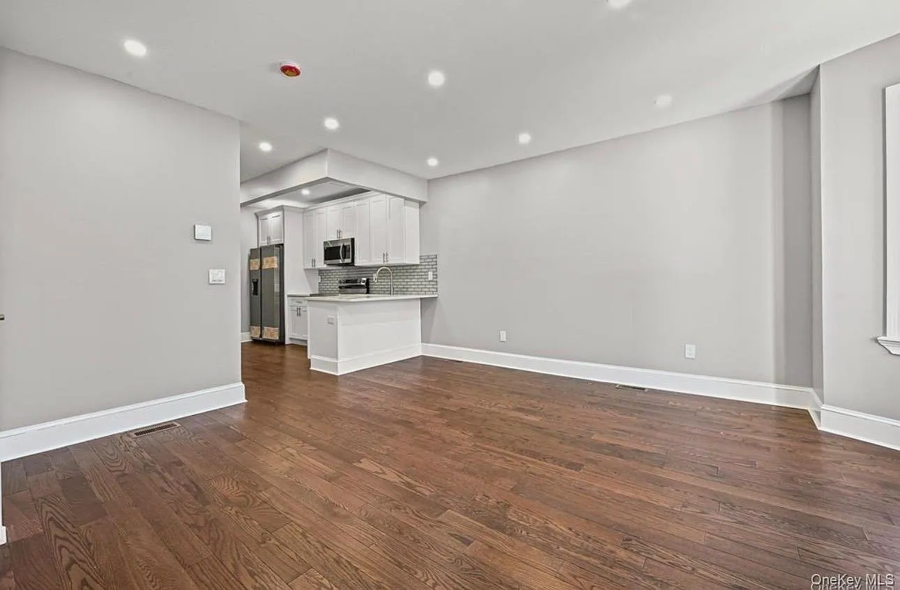3 bed, 2.0 bath, 1100 sqft, $3,600 — Photo 3