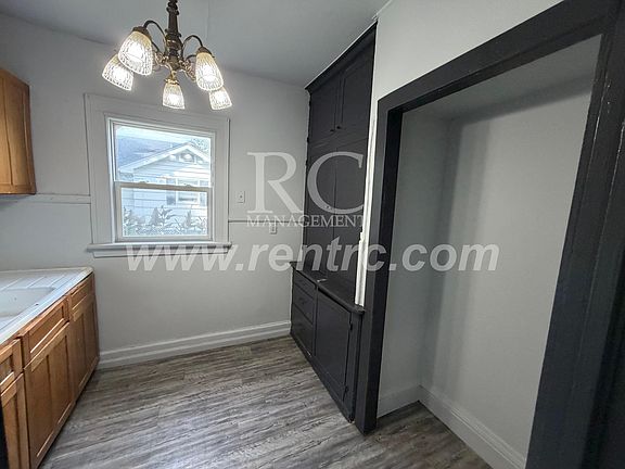 3rd image of 327-2 Robinson St