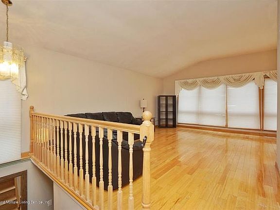 5th image of 82 Tysens Ln