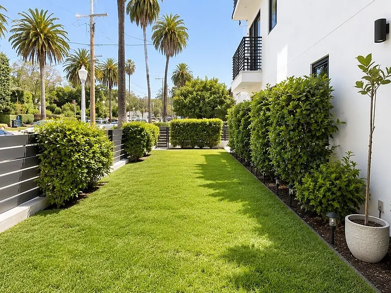 2120 N Beachwood Dr — Photo 25